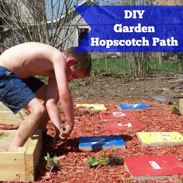 DIY Garden Hopscotch Path .
